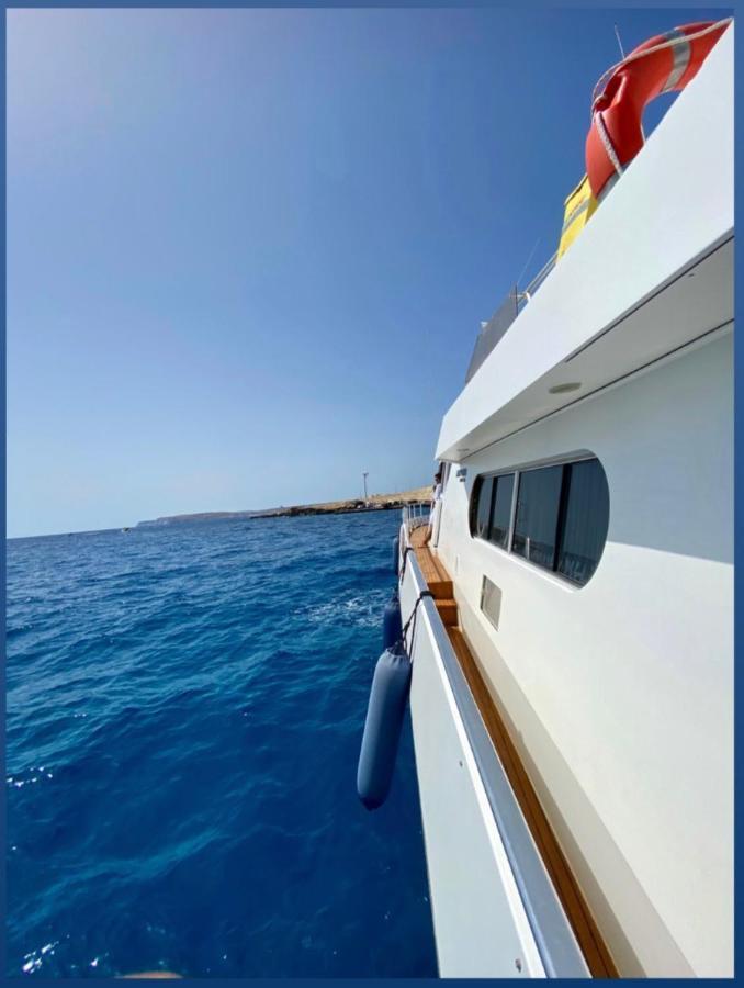 Sea Baroniv "Bedsonboat" Hotel Birgu Bagian luar foto