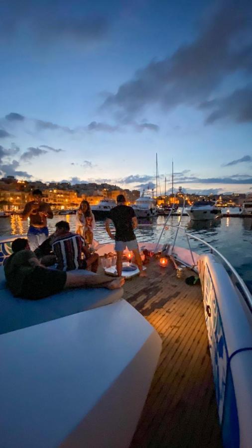 Sea Baroniv "Bedsonboat" Hotel Birgu Bagian luar foto