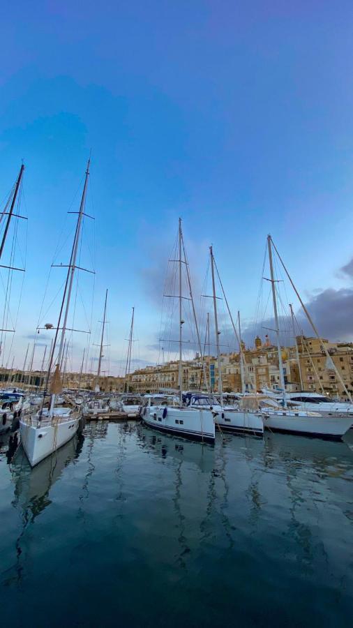 Sea Baroniv "Bedsonboat" Hotel Birgu Bagian luar foto