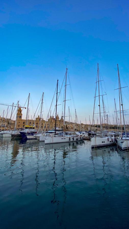 Sea Baroniv "Bedsonboat" Hotel Birgu Bagian luar foto