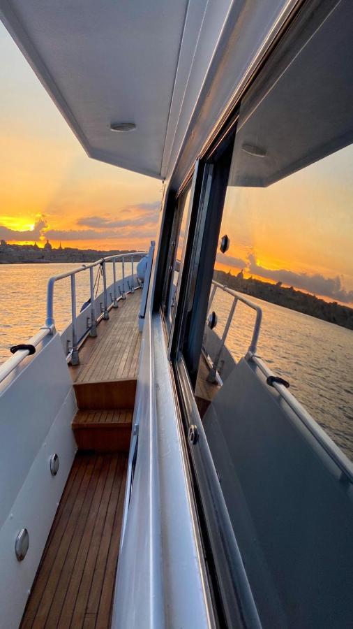 Sea Baroniv "Bedsonboat" Hotel Birgu Bagian luar foto