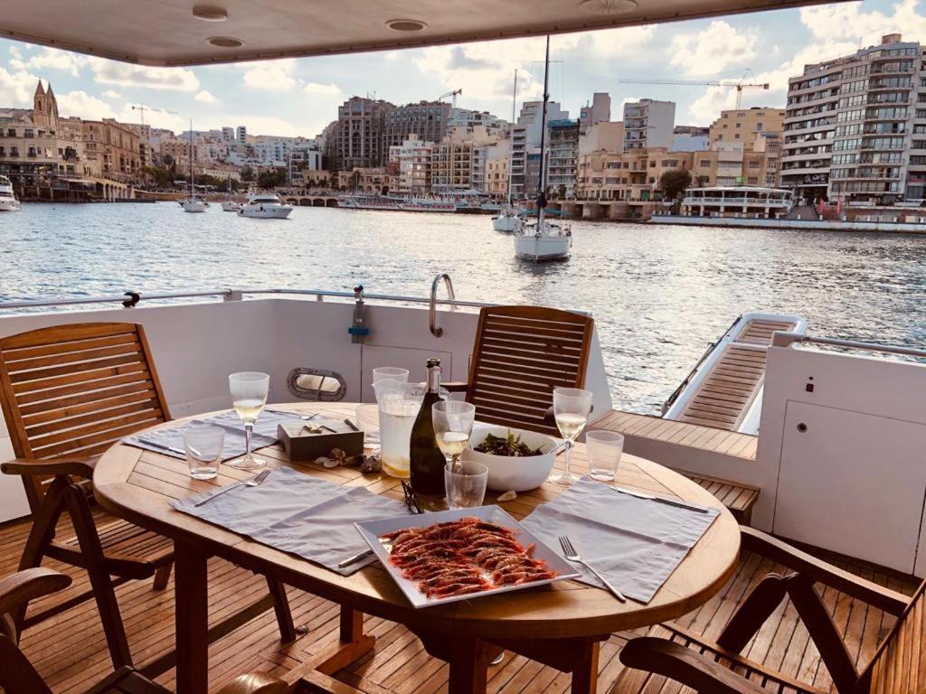 Sea Baroniv "Bedsonboat" Hotel Birgu Bagian luar foto