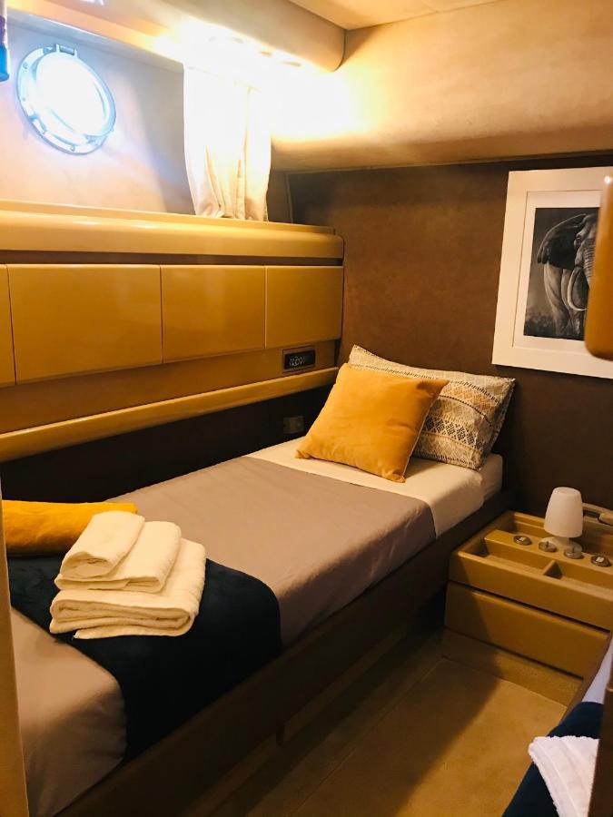 Sea Baroniv "Bedsonboat" Hotel Birgu Bagian luar foto