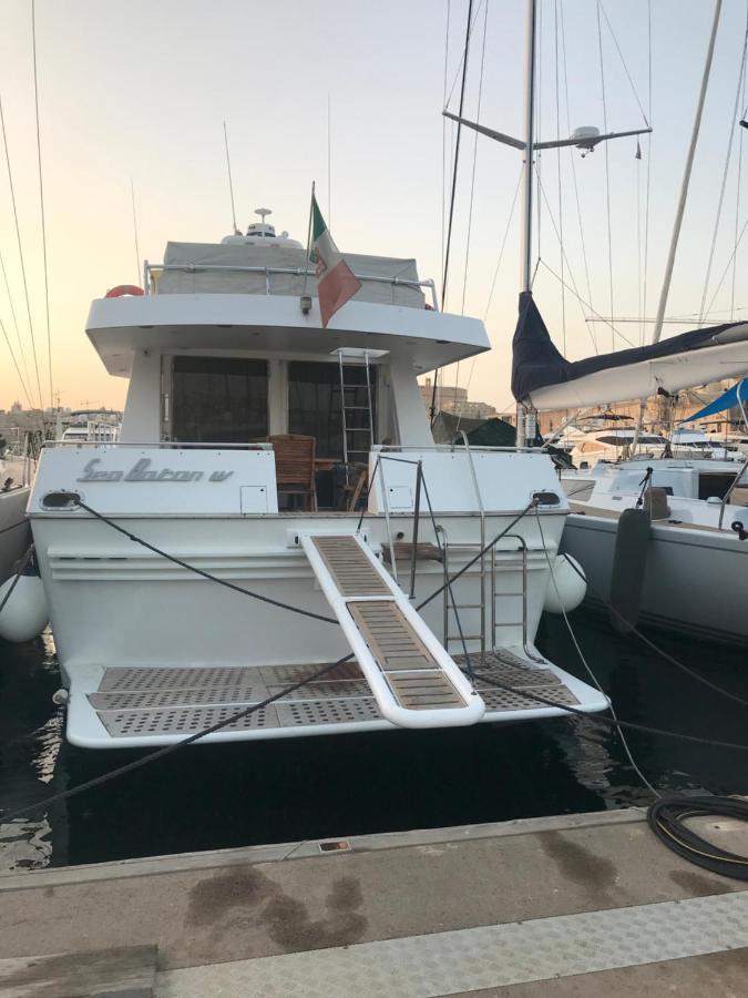 Sea Baroniv "Bedsonboat" Hotel Birgu Bagian luar foto