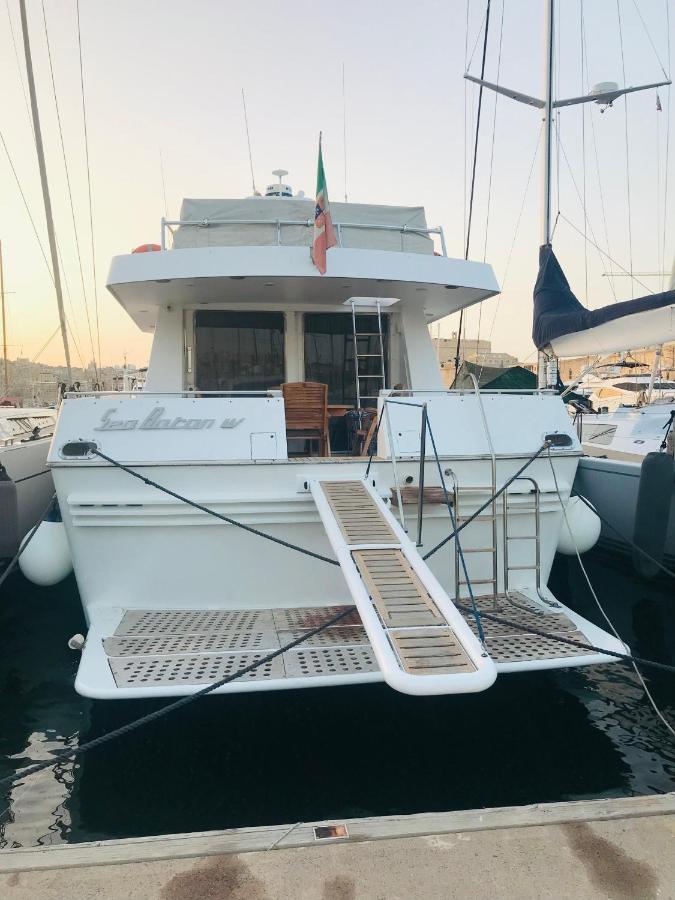 Sea Baroniv "Bedsonboat" Hotel Birgu Bagian luar foto