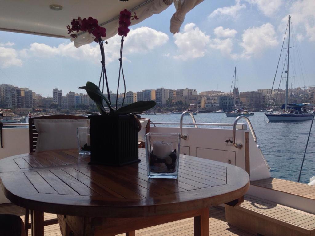 Sea Baroniv "Bedsonboat" Hotel Birgu Bagian luar foto