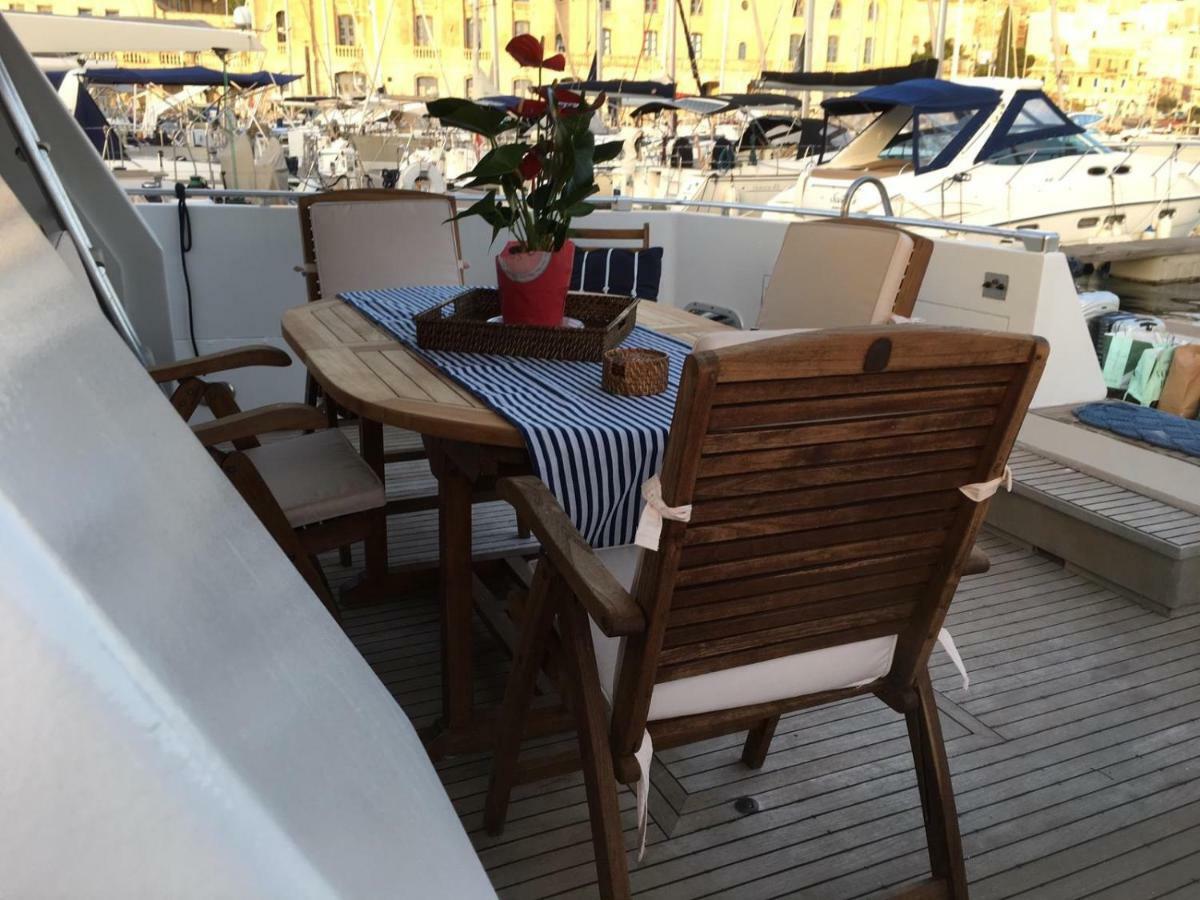 Sea Baroniv "Bedsonboat" Hotel Birgu Bagian luar foto