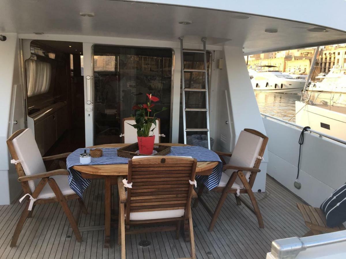 Sea Baroniv "Bedsonboat" Hotel Birgu Bagian luar foto