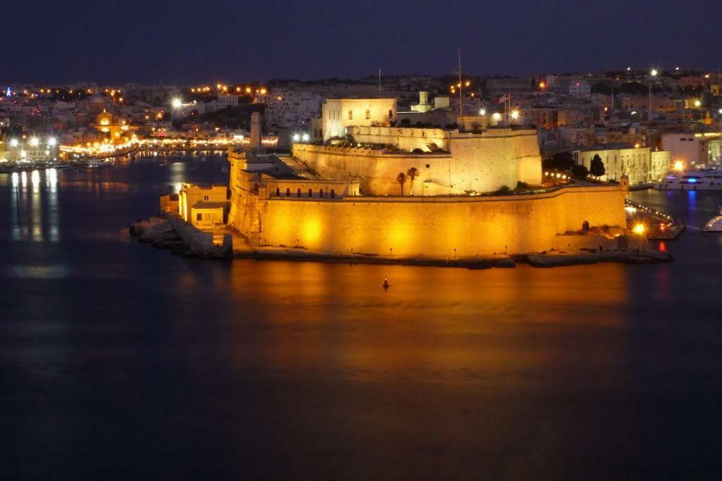 Sea Baroniv "Bedsonboat" Hotel Birgu Bagian luar foto