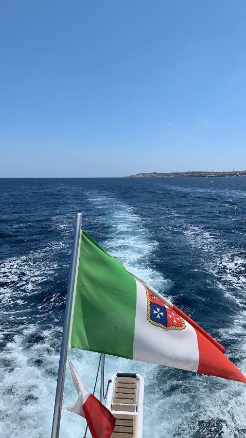 Sea Baroniv "Bedsonboat" Hotel Birgu Bagian luar foto